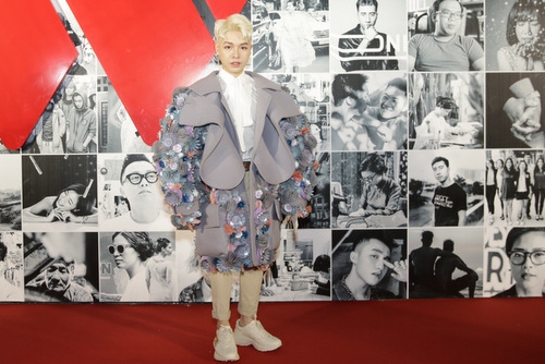 Ngọc Trinh mặc gợi cảm, HHen Niê nam tính trên thảm đỏ